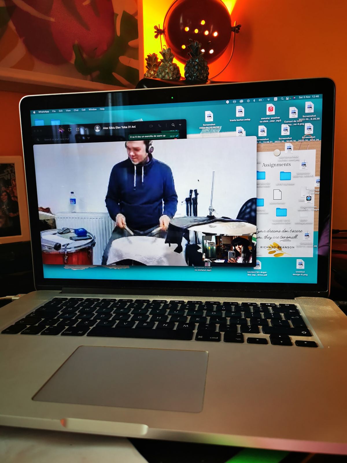 Laptop cu o lecție de tobe online în desfășurare pe ecran