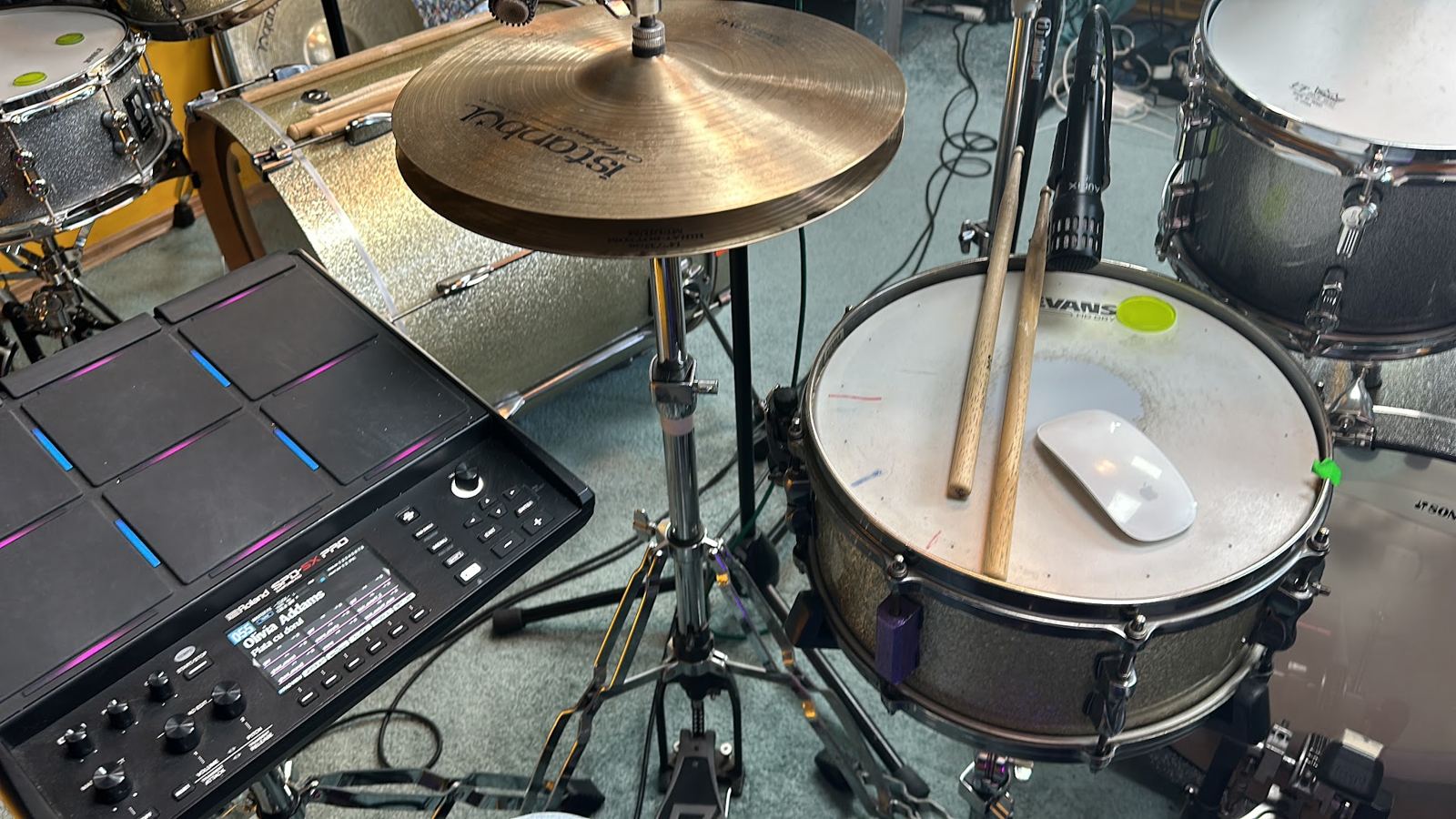 Pad electronic, toba mică și cinelul din studio