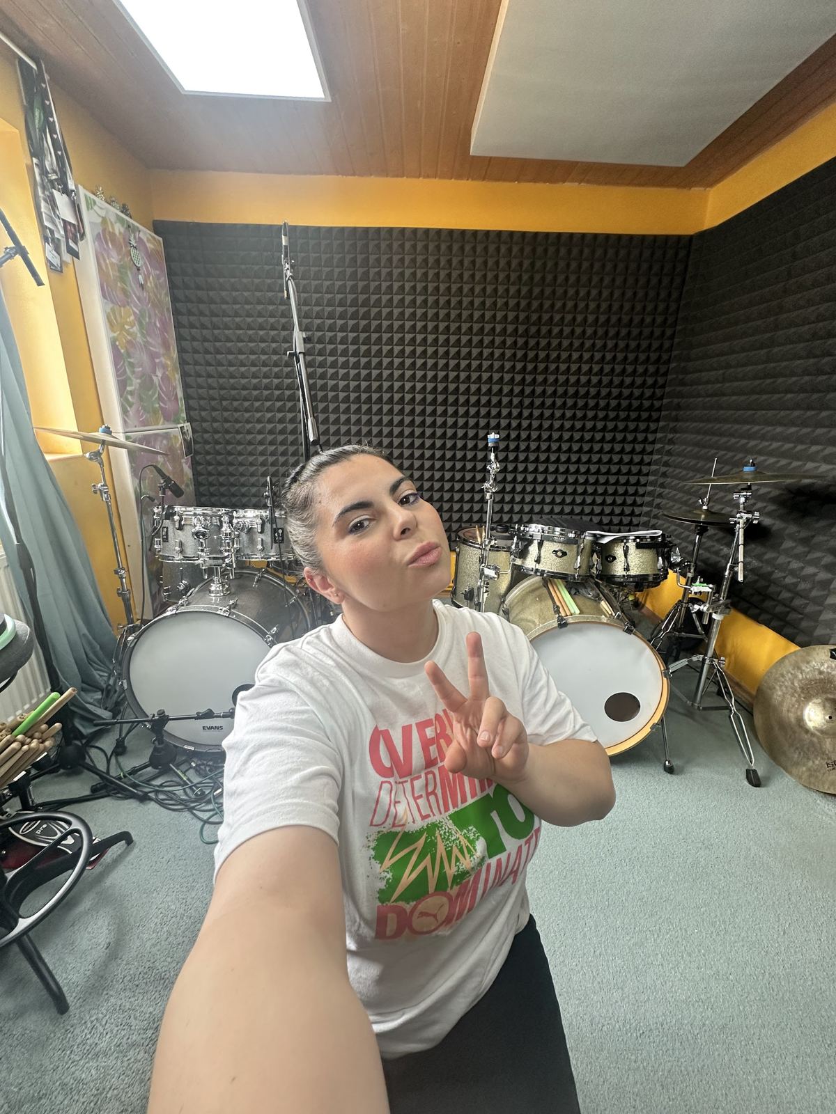 Raluca în studio, cu cele două seturi de tobe în spate