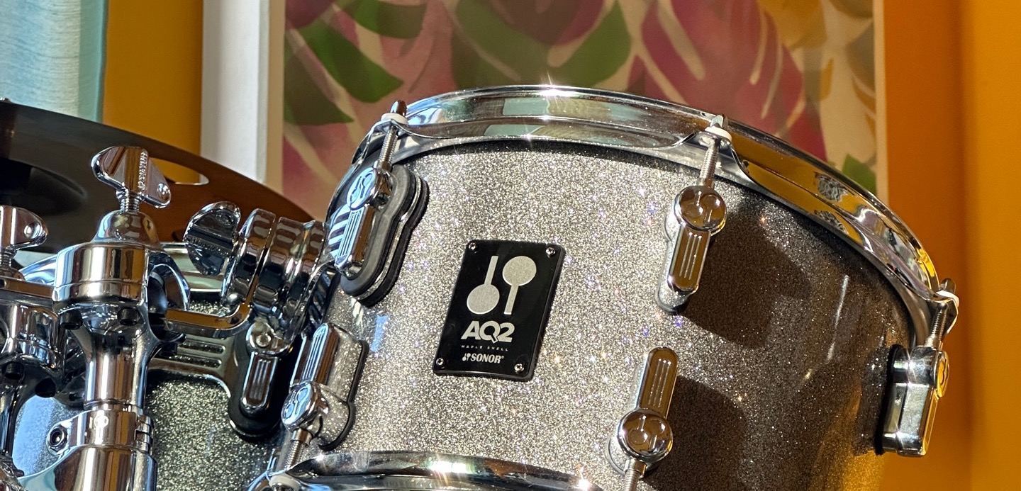 Tom Sonor AQ2 argintiu, de aproape