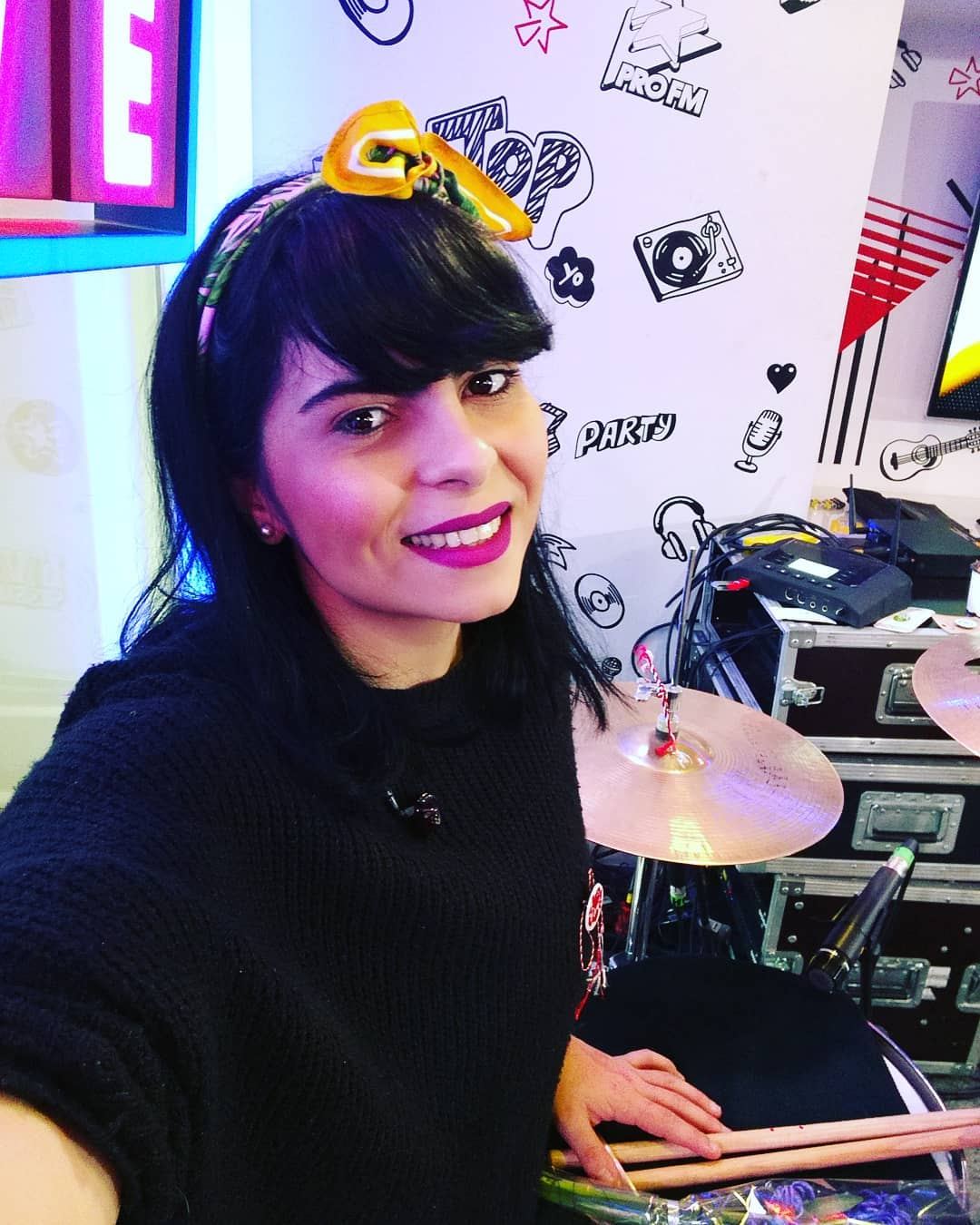 Raluca Pascaru la tobele dintr-un studio de radio